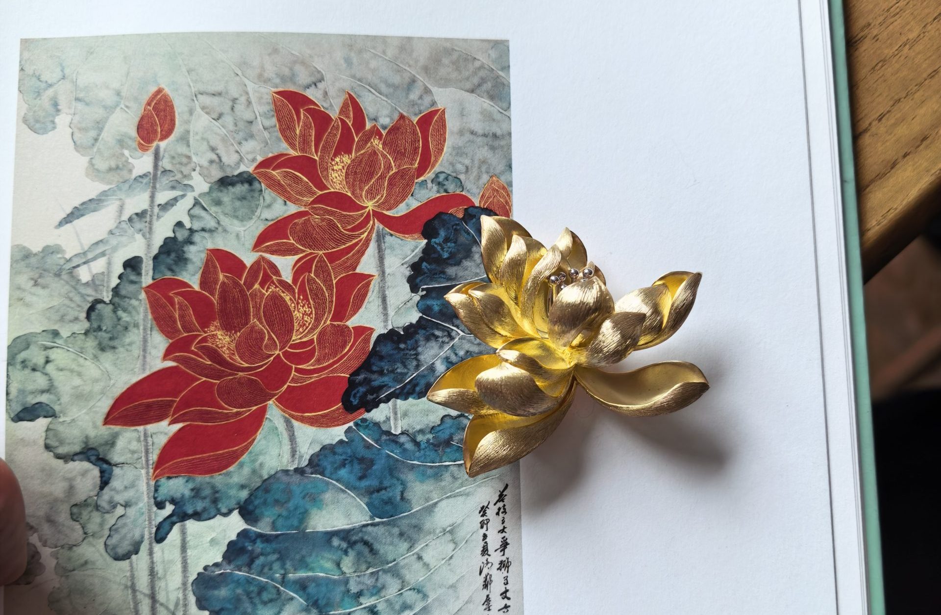 一枚金荷胸针，藏尽中式温婉风雅